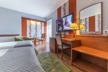 Фото номера Просторный двухместный номер с 2 отдельными кроватями Отель Hotel Doris г. Оборники 13